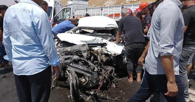 Kazada otomobilde sıkışan sürücü için zamanla yarıştılar Şanlıurfa da tır ile otomobil kafa kafaya çarpıştı: 1 ağır yaralı Şanlıurfa Haberleri Habertürk Yerel Haberler
