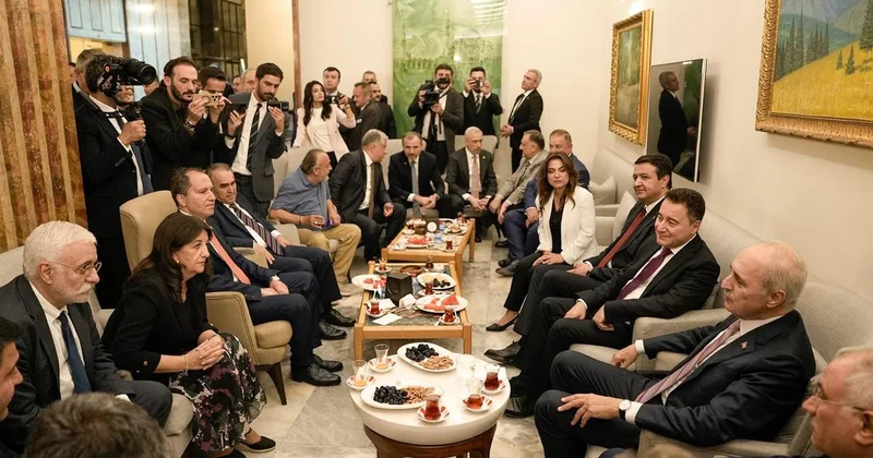 Meclis kulisinde dikkat çeken diyalog! Babacan ın sözlerine Ala dan bambu ağacı yanıtı