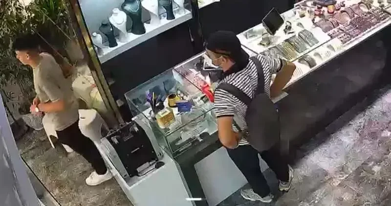 Kuyumcudan bilezik çalan şüpheliyi esnaf yakaladı; o anlar kamerada