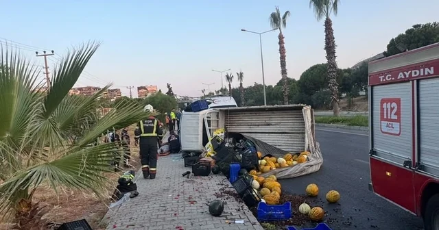 İtfaiye ekipleri genç sürücüyü camdan çıkardı Kaldırıma çarpan karpuz ve kavun yüklü kamyoneti devrildi Aydın Haberleri Habertürk Yerel Haberler