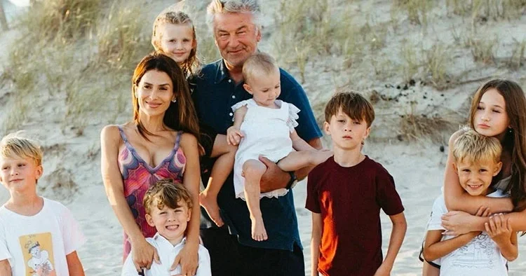8 çocuğu var ama babalığa doyamadı… Eşine şaka yollu seslendi: Gel bir bebek daha yapalım