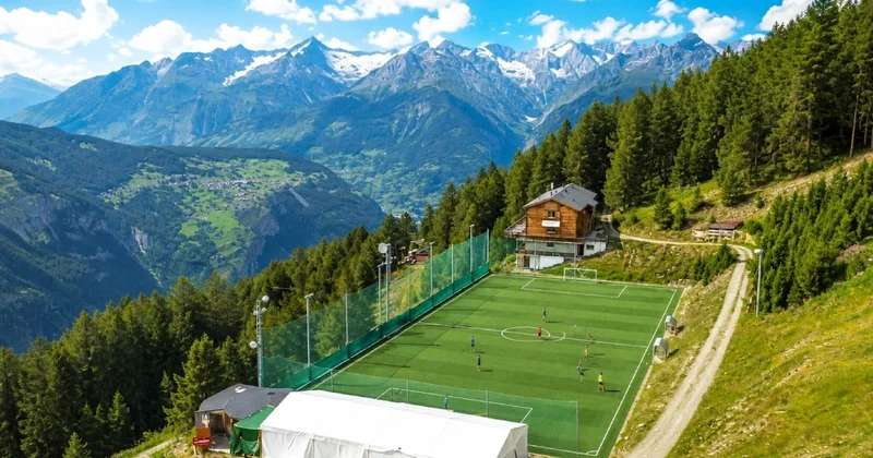 Yolu olmayan köyün tepesine futbol sahası yaptılar: Futbolcular maça teleferikle gidiyor Sözcü Gazetesi