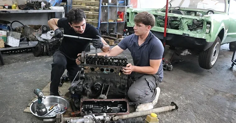 Madenciliği bıraktı, gazetecilik okuyor: Genç usta oto tamiri tutkusuna geri döndü