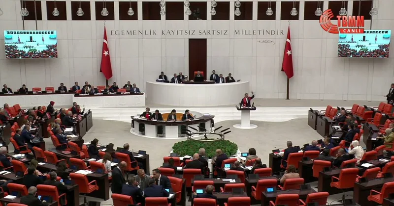 Genel Kurul da dikkat çeken anlar: İYİ Partili Türkoğlu kürsüden güçlükle indirildi