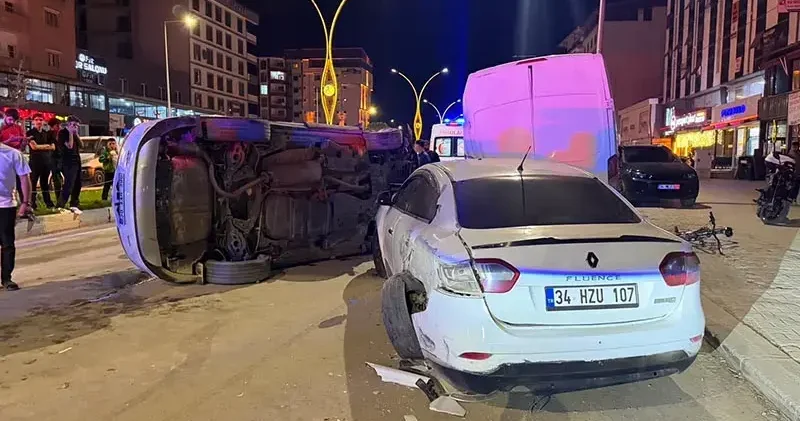 Otomobil, park halindeki 2 araca çarpıp devrildi; 4 yaralı