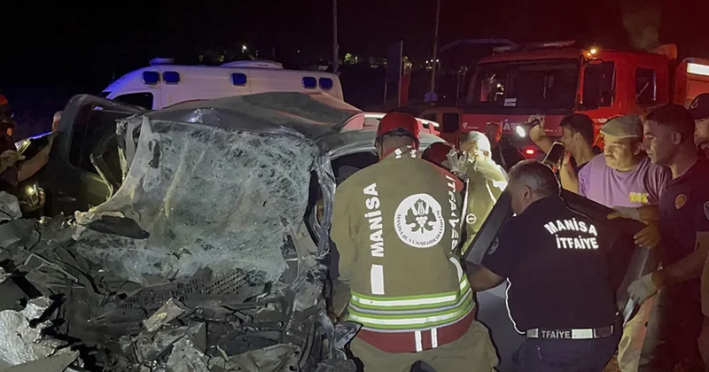 Manisa da korkunç kaza: Tıra arkadan çarpan araçta can pazarı! 1 ölü, 4 ağır yaralı