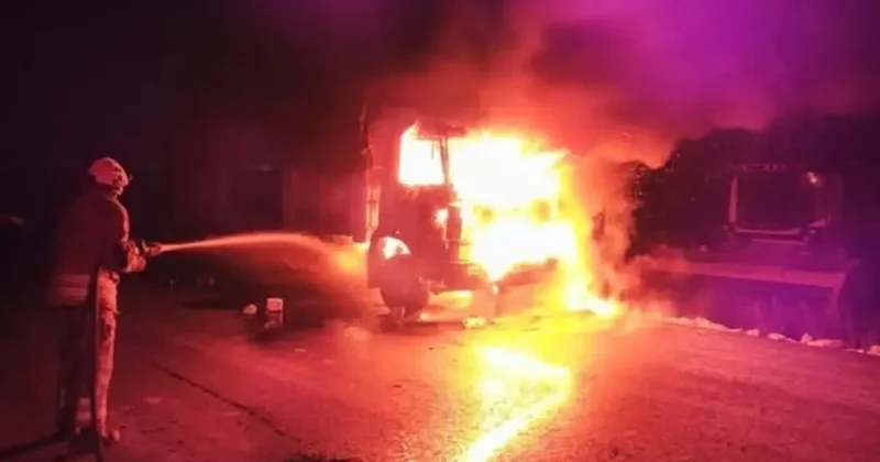 Kumlu’da araç alevlere teslim oldu