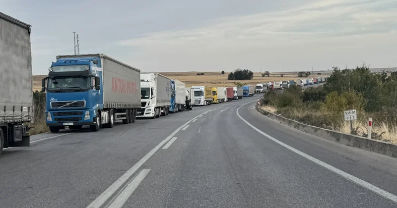 Bulgaristan daki çalışma Edirne yi vurdu: Tır kuyruğu 30 kilometreyi buldu Sözcü Gazetesi
