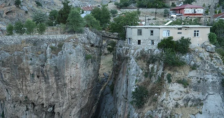 Yürekleri ağza getiren ev Diyarbakır da ilgi odağı oldu: Kanyonun ortasında yaşıyorlar