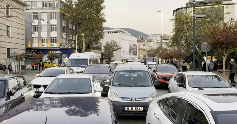 Bursa’da sabah namazı yoğunluğu: Trafik tek şeride düştü