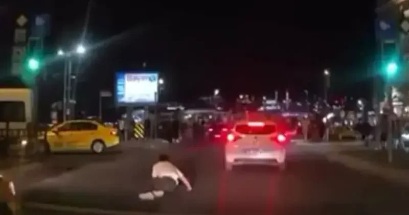 Fatih te yolun karşısına geçmek isteyen kişiye çarpan otomobil kamerada