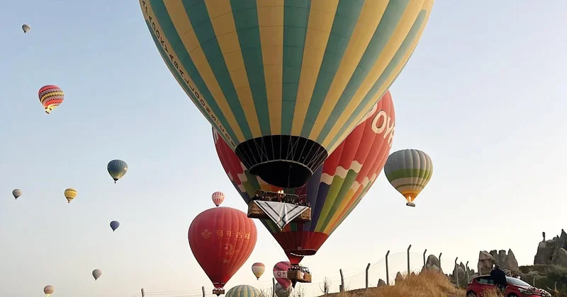 Balonlar Gazze için havalandı.. Sepetlerine kefiye asıldı