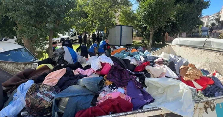 Ceza korkusuyla sokağa bıraktılar! İstanbul’da sokak ortasında kıyafet kapma yarışı