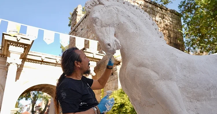 Antalya ya dev Likya Atı geliyor: Truva Atı ndan ilham alan heykeltıraş 2027 yi işaret etti
