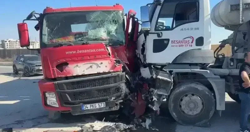 Avcılar’da iki beton mikseri çarpıştı; yaralı şoför hastaneye kaldırıldı