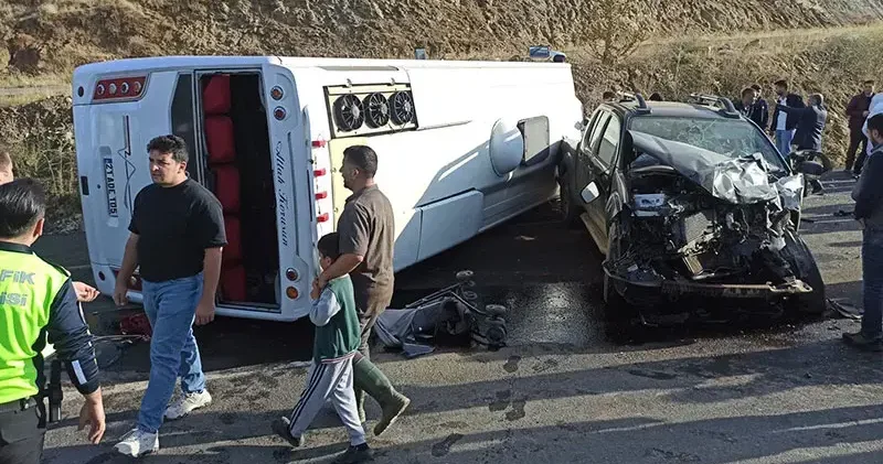 Bingöl’de midibüs ile kamyonet çarpıştı: 12 yaralı