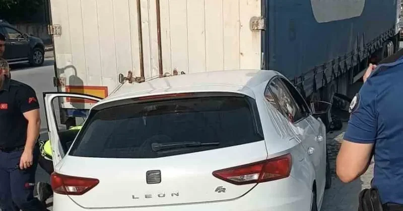 Tarsus’ta otomobil park halindeki tıra arkadan çarptı, sürücü yaralandı