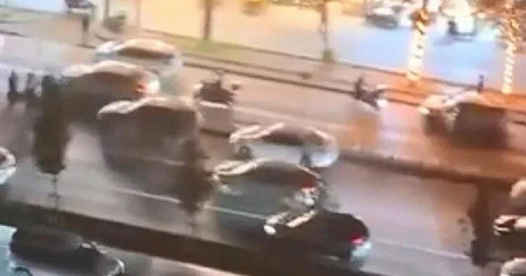 Yaya geçidinde ölüme düşüş! İstanbul da motosiklet yere düşen adamın üzerinden geçti