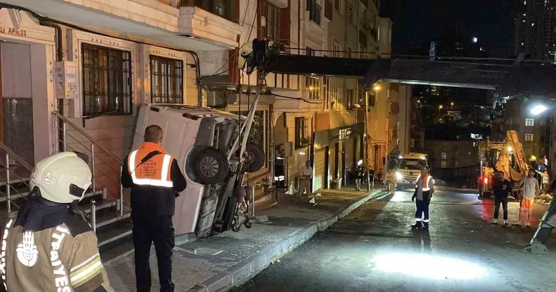 Yer: İstanbul! Panelvan apartman boşluğuna düştü