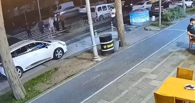 Beylikdüzü nde dengesini kaybedip yere düştü; motosiklet çarptı: 1 ölü 1 yaralı