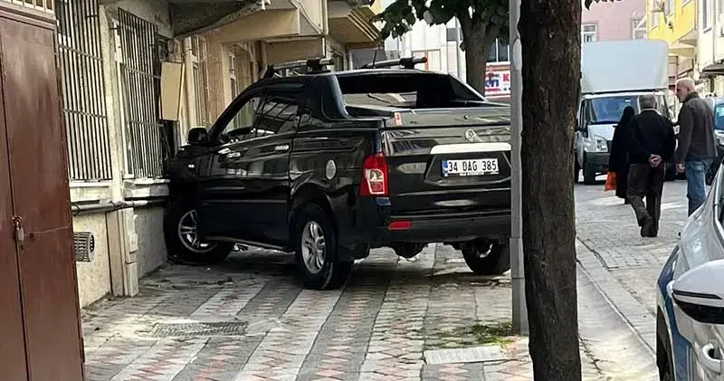 Sultangazi de kadın sürücünün aracını park ederken çarptığı dini nikahlı eşi öldü