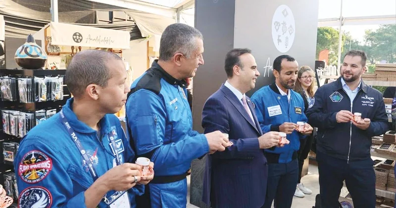 Bakan Kacır Uzay Kongresi’nde astronotlarla pazar gezdi