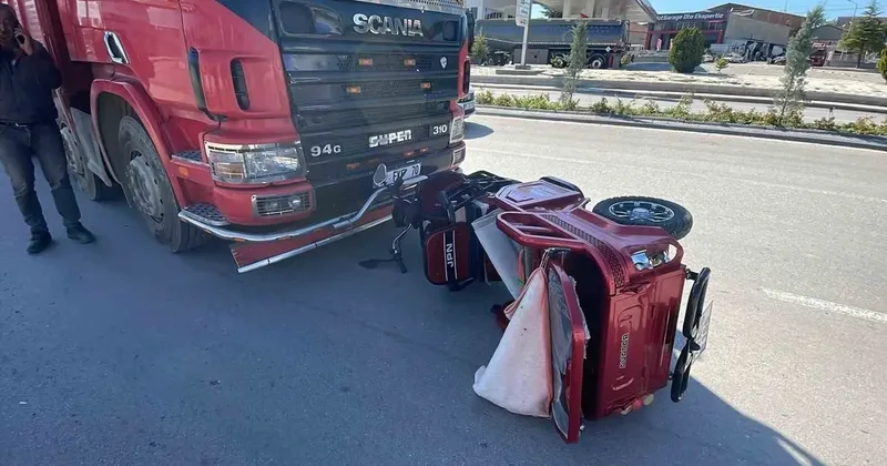 Kamyonla çarpışan elektrikli bisiklet 10 metre sürüklendi: 2 yaralı