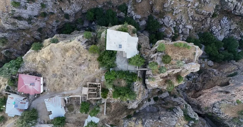 Yürekleri ağza getiren ev: 168 metrelik uçurumun kenarında yaşıyor