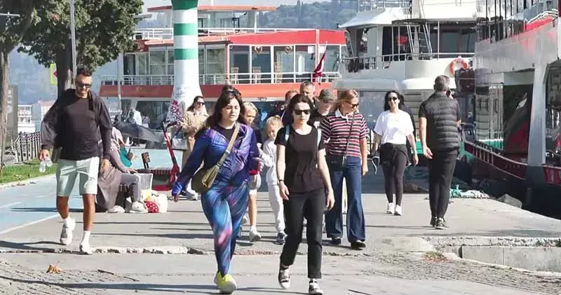 İstanbullular güneşli havanın keyfini çıkardı; kimi yüzdü kimi yürüyüş yaptı