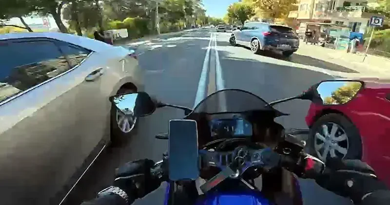 Motosikletle otomobilin çarpıştığı anlar kask kamerasında