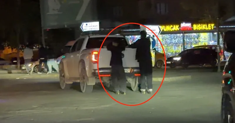 Patenli çocukların tehlikeli yolculuğu kamerada! Kamyonete tutunup ilerlediler