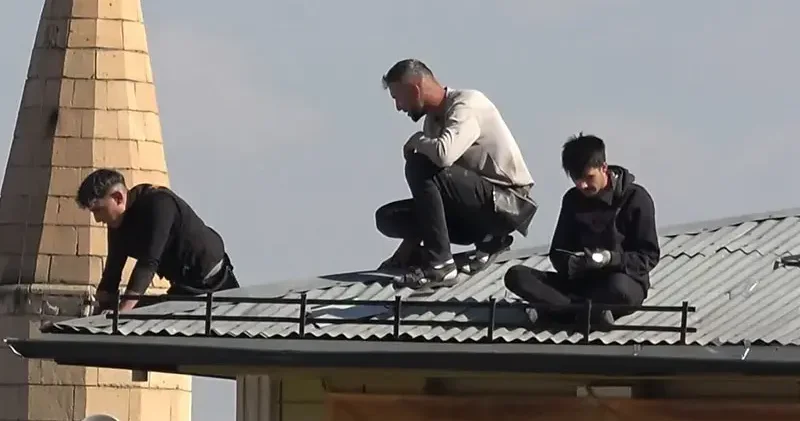 Sivas ta işçilerin çatıda tehlikeli mesaisi