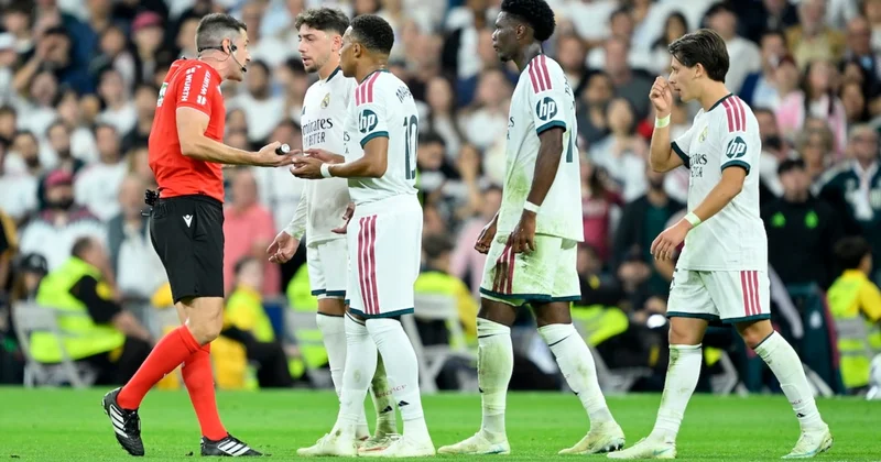 Vinicius rakibinin saçını çekti ortalık karıştı! Real Madridli futbolcular hakemin üzerine yürüdü Sözcü Gazetesi