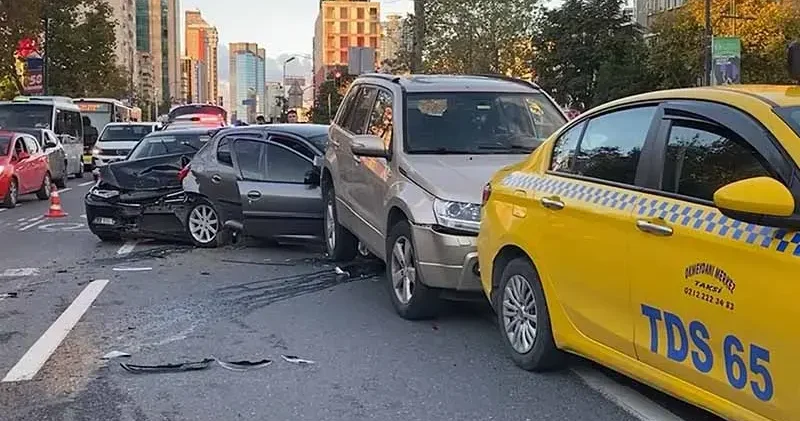 Beşiktaş’ta İranlı sürücünün çarptığı 5 aracın karıştığı zincirleme kaza kamerada