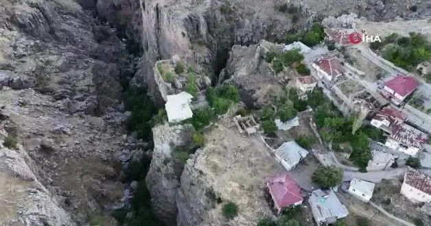 Farklı kayalar üzerindeki evi görenler bir daha bakıyor!