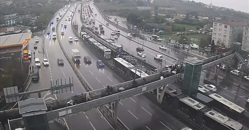 Uzun kuyruklar oluştu! İstanbul da metrobüs arızası