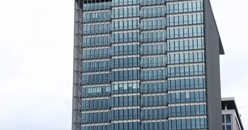 Yürekleri ağza getiren görüntü! Metrelerce yüksekte zor anlar