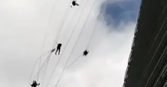 Ümraniye de gökdelenin camını silen işçiler fırtınada zor anlar yaşadı VİDEO İZLE