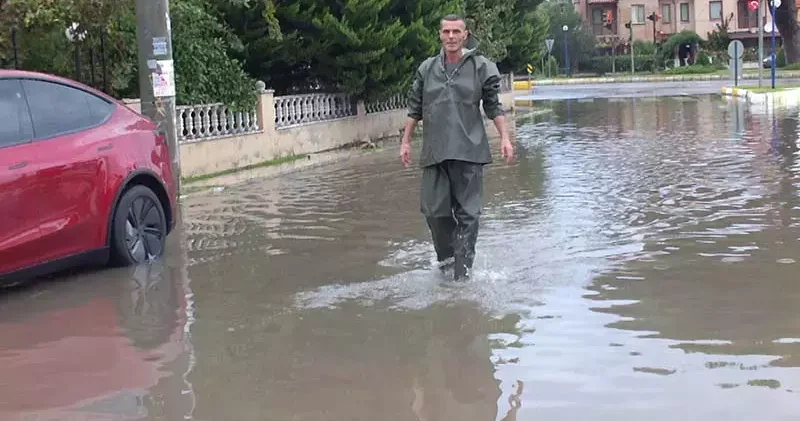 Burhaniye de sağanak; yollar göle döndü, evlerin bodrum katlarını su bastı