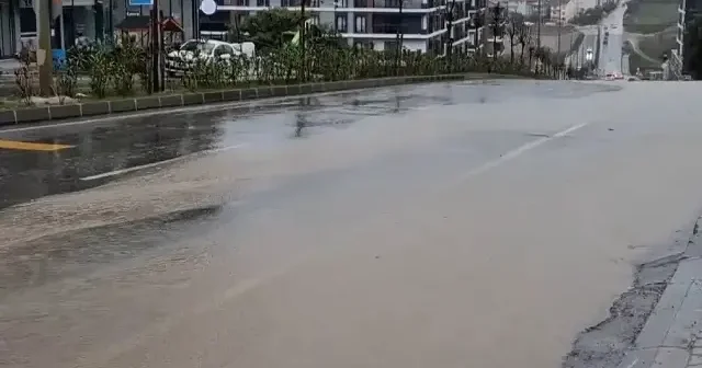 Tekirdağ’da şiddetli sağanak yolları göle çevirdi VİDEO İZLE