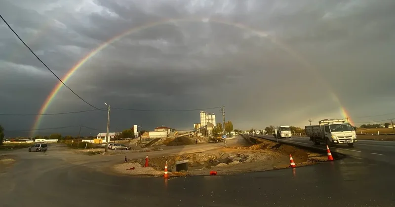 Yağmur sonrası beliren gökkuşağı görsel şölen oluşturdu