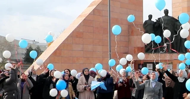 Doğu Türkistan a dikkat çekmek için mavi ve beyaz balonları gökyüzüne bıraktılar Erzurum Haberleri