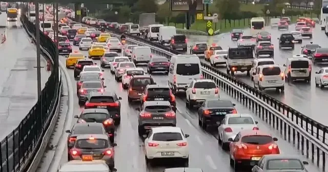 Sabah yağışı İstanbul da trafiği durma noktasına getirdi: Yoğunluk yüzde 74 e çıktı VİDEO İZLE