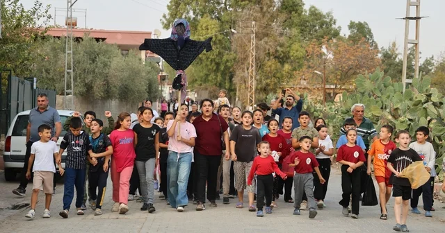 Adana da yağmur duasında asırlık gelenek unutulmadı Bodi maketiyle kapı kapı gezip önce erzak topladılar, sonra yemek pişirip yağmur duası yaptılar Adana Haberleri