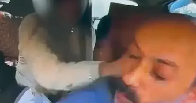 İstanbul da kadın yolcu tartıştığı taksi şoförünü darbetti VİDEO İZLE