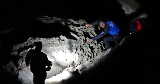 Antalya da 30 metrelik falezlerden kayalık alana düşerek hayatını kaybeden gencin kimliği belli oldu 27 yaşındaki bir gence ait olduğu tespit edilen gencin cenazesi gözyaşlarıyla teslim alındı Antalya Haberleri