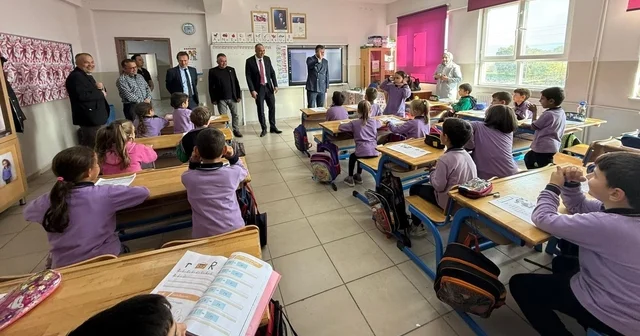 İhtiyaç sahibi öğrencilere kışlık bot dağıtımı Kütahya Haberleri