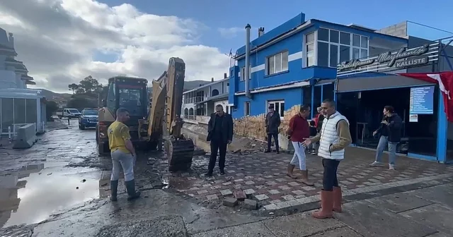 Sel mağduru esnaftan İzmir Büyükşehir e tepki Çandarlı Mahallesi nde yağmurla birlikte yola sürüklenen toprak yığınları ulaşımı olumsuz etkilerken, sisli manzara korku filimlerini aratmadı İzmir Haberleri