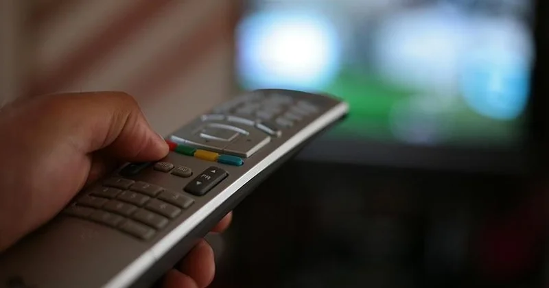 Yaşlılar günde 5 saati televizyon başında geçiriyor