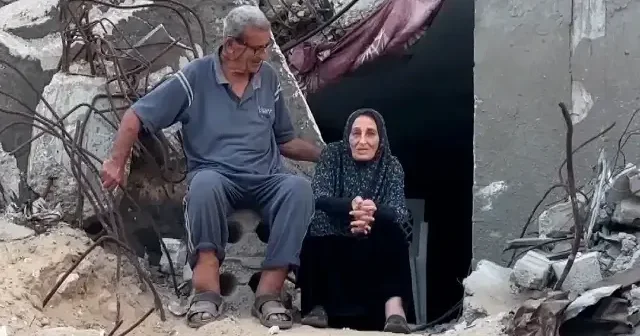 Gazze de evi yıkılan yaşlı çift enkazların arasında yaşam mücadelesi veriyor VİDEO İZLE